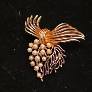 Vintage Elegant Gold and Pearl Brooch